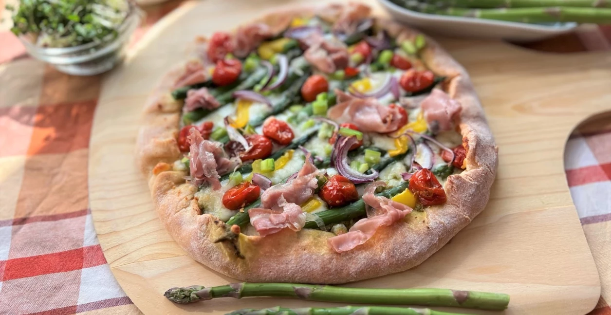 bezglutenowa pizza z pesto i zielonymi szparagami najlepsza
